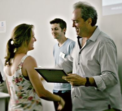 Marike gets prize from Dave